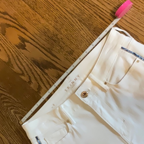 WHBM. The Skinny Ankle” white jeans with blue/silver detail. Size 4 - Picture 4 of 5